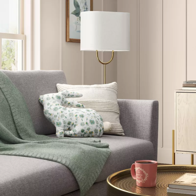 Cojín decorativo en forma de conejo de Room Essentials de venta en Target.