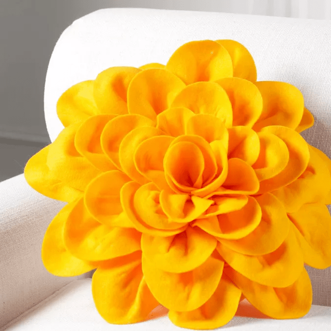 Cojín decorativo en forma de flor de The Lakeside Collection de venta en Target.