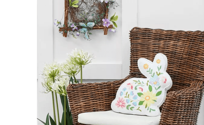 Cojín decorativo en forma de conejo de C&F Home de venta en Target.