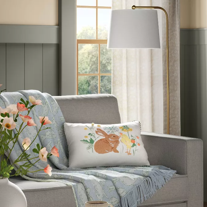 Cojín decorativo con estampado de Pascua de Threshold de venta en Target.