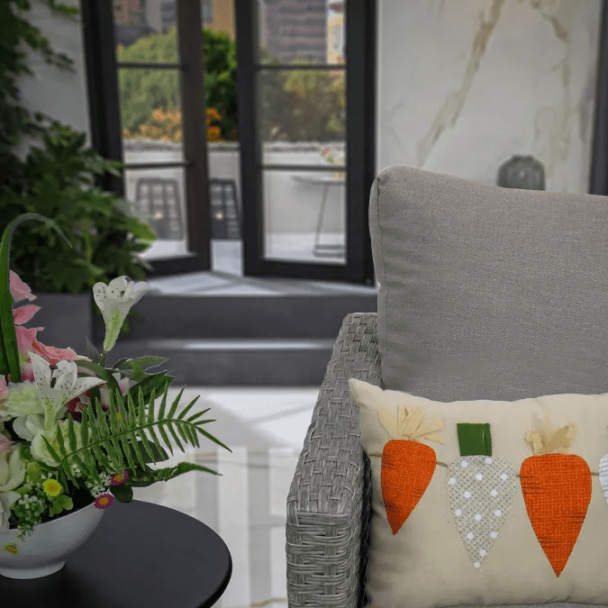 Cojín decorativo con zanahorias de National Tree Company de venta en Target.