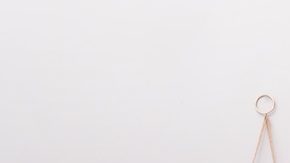 Espacio del hogar decorado con temática de Pascua y flores, con una silla con cojines