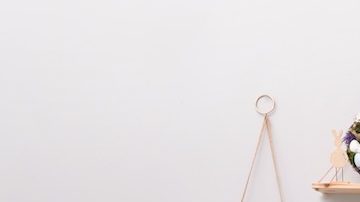 Espacio del hogar decorado con temática de Pascua y flores, con una silla con cojines