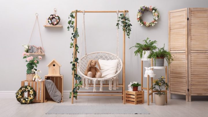 Espacio del hogar decorado con temática de Pascua y flores, con una silla con cojines