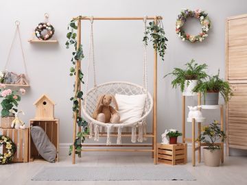 Espacio del hogar decorado con temática de Pascua y flores, con una silla con cojines