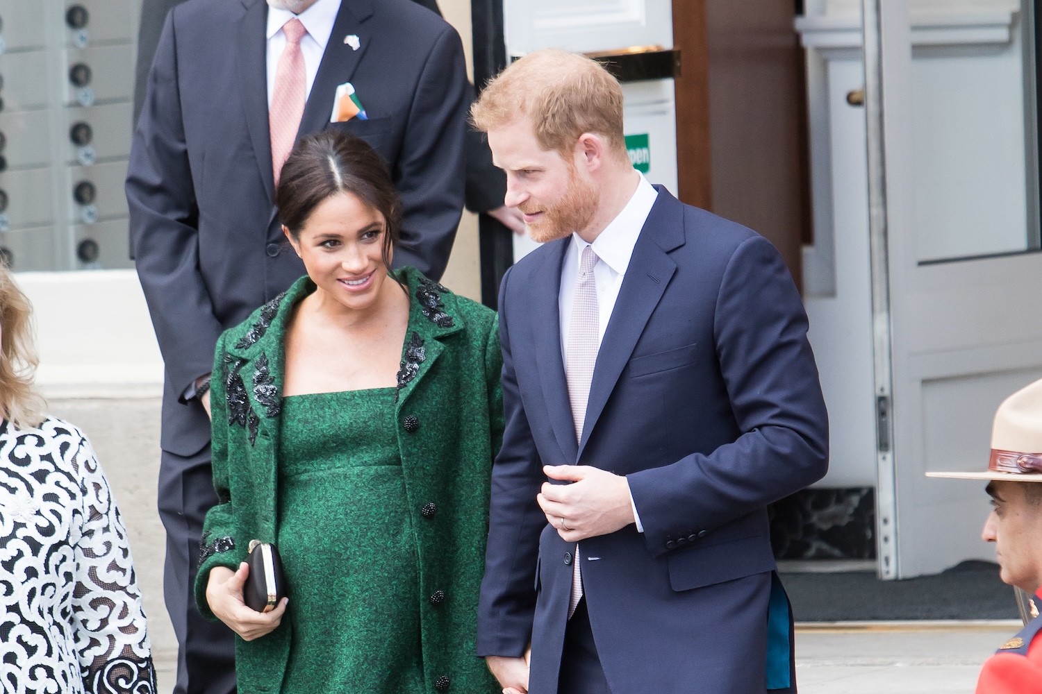 Meghan Markle y el príncipe Harry saliendo del Canada House en marzo de 2019.