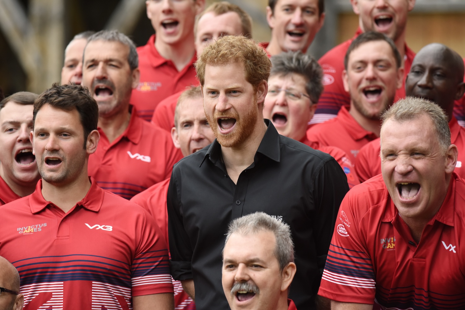 El príncipe Harry junto al equipo representante de Reino Unido para los Invictus Games Toronto 2017.