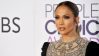 Jennifer Lopez posa en la alfombra roja de los People's Choice Awards 2017 en Los Ángeles, EE.UU.