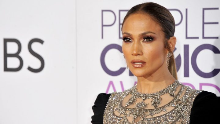 Jennifer Lopez posa en la alfombra roja de los People's Choice Awards 2017 en Los Ángeles, EE.UU.