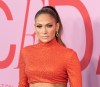 Jennifer López presenta el look ideal para unirse a la tendencia Mob Wife.