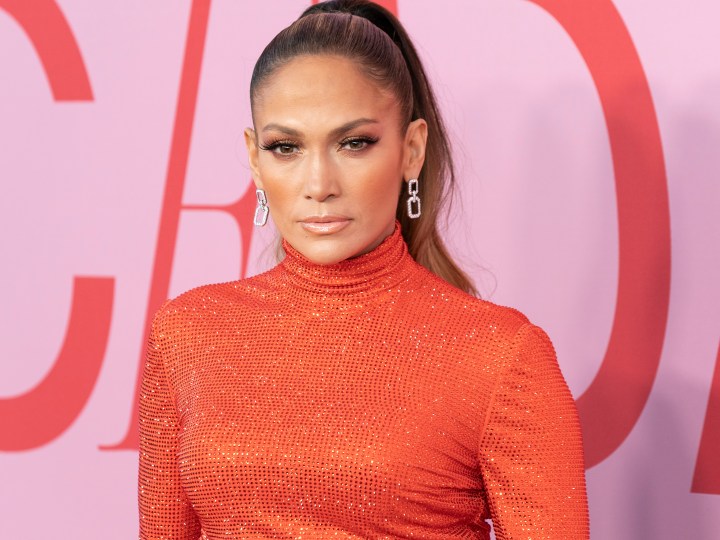 Jennifer López presenta el look ideal para unirse a la tendencia Mob Wife.