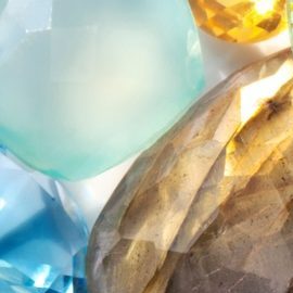 Conjunto de gemas que forman parte de la lista de las piedras preciosas de nacimiento.