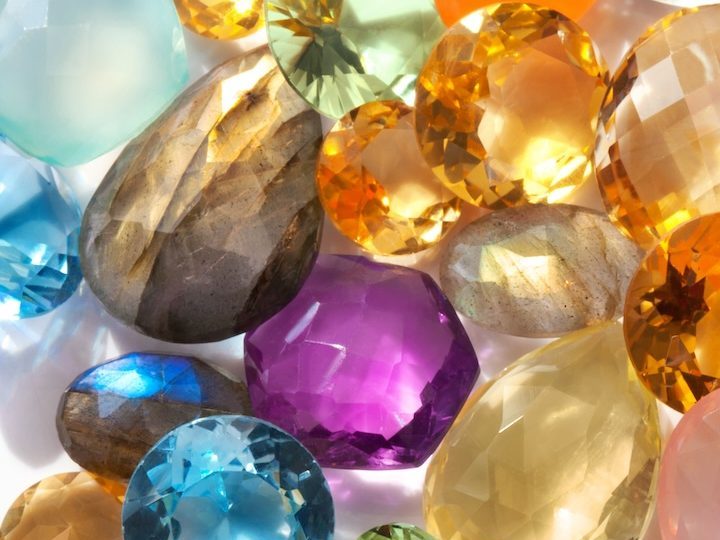 Conjunto de gemas que forman parte de la lista de las piedras preciosas de nacimiento.