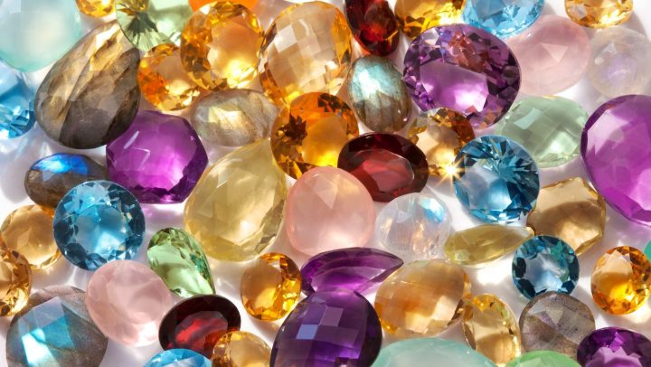 Conjunto de gemas que forman parte de la lista de las piedras preciosas de nacimiento.