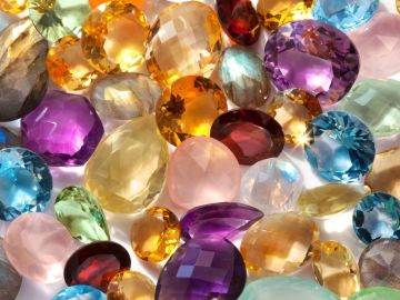 Conjunto de gemas que forman parte de la lista de las piedras preciosas de nacimiento.