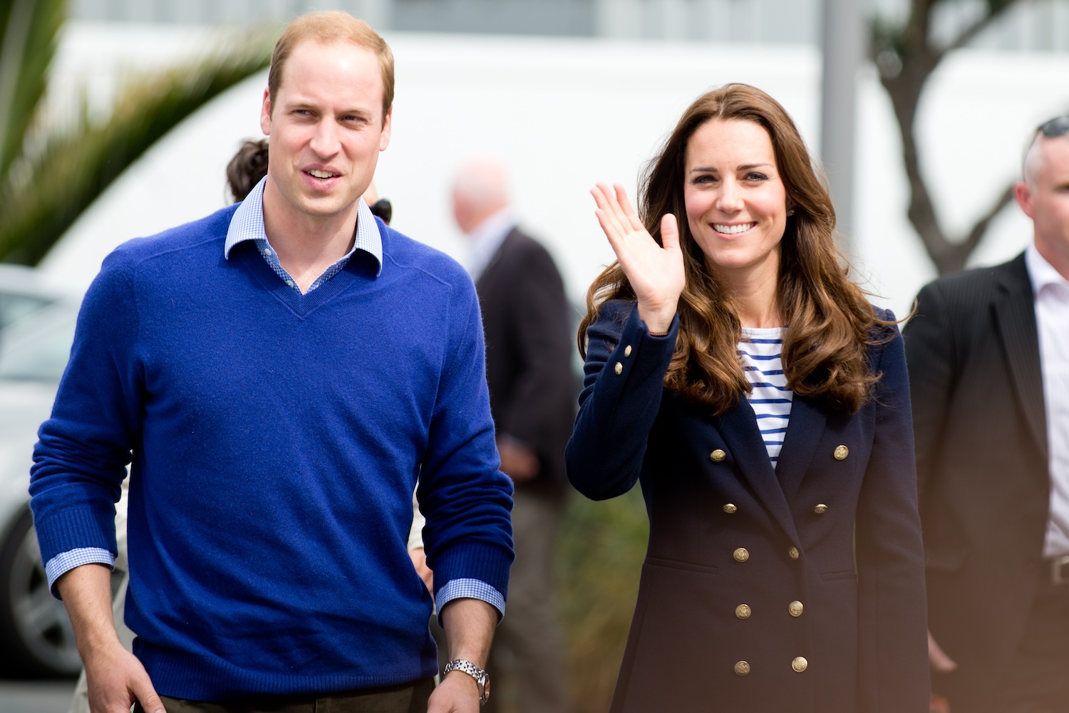 Kate Middleton y el príncipe William saludan durante su visita a Nueva Zelanda en 2014.