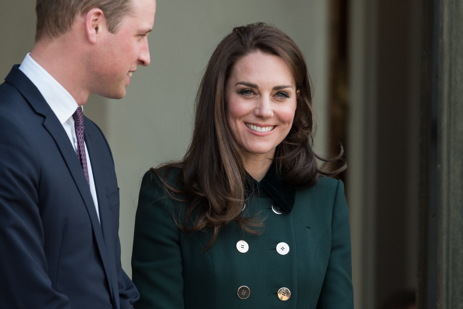 Kate Middleton y el príncipe William en el Palacio Elysee en 2017.