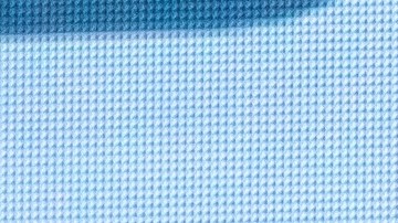 La reina Letizia usa el color ideal para lucir un vestido elegante.