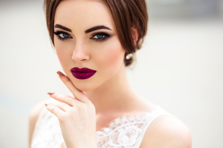Prueba el maquillaje de la esposa de la mafia para lucir un look atrevido, femenino y sensual.