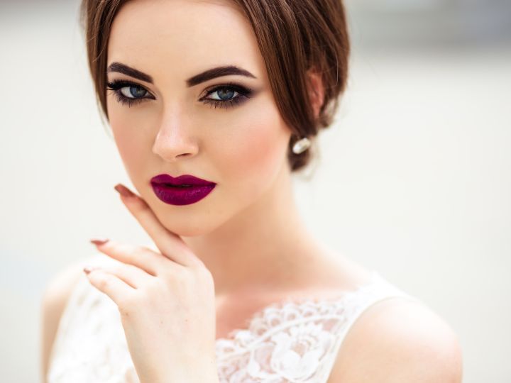 Prueba el maquillaje de la esposa de la mafia para lucir un look atrevido, femenino y sensual.