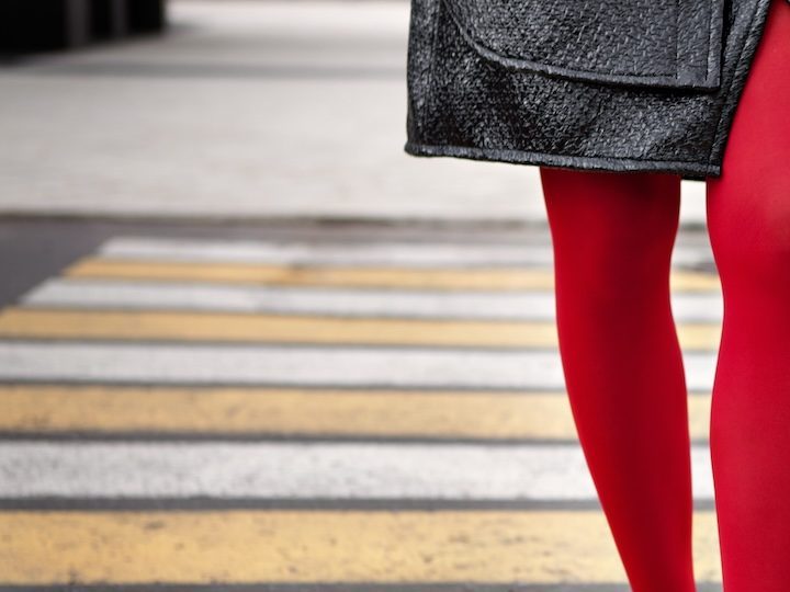 Las medias rojas están de moda este 2024: 4 tips para integrarlas en tus atuendos