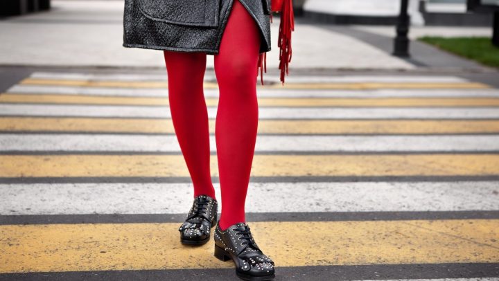 Las medias rojas están de moda este 2024: 4 tips para integrarlas en tus atuendos