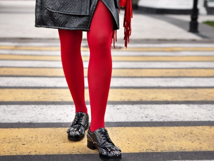 Las medias rojas están de moda este 2024: 4 tips para integrarlas en tus atuendos