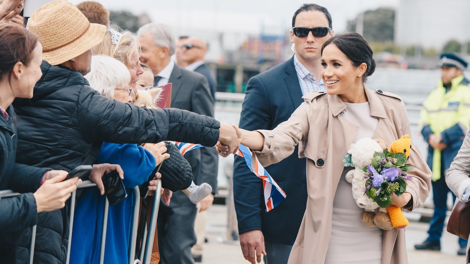 Meghan Markle saluda al público en Auckland, Nueva Zelanda en octubre de 2018.