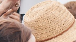 Meghan Markle saluda al público en Auckland, Nueva Zelanda en octubre de 2018.