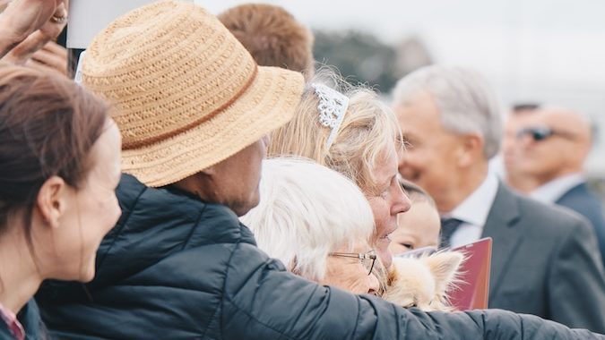 Meghan Markle saluda al público en Auckland, Nueva Zelanda en octubre de 2018.