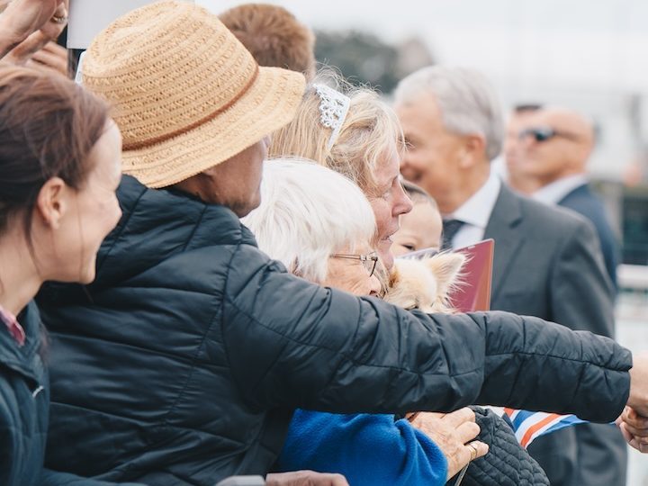 Meghan Markle saluda al público en Auckland, Nueva Zelanda en octubre de 2018.