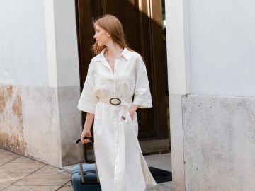 Mujer posa en Valencia con un vestido blanco primaveral con bolsillos.