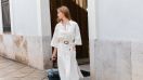 Mujer posa en Valencia con un vestido blanco primaveral con bolsillos.