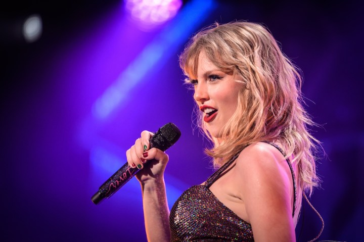 Moda de Taylor Swift: dupes de su suéter rojo de cachemira de $695 dólares por menos de $50