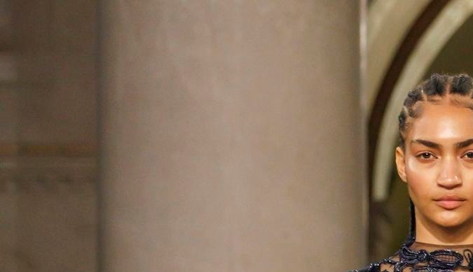 Modelo en la pasarela de Cucculelli Shaheen durante New York Fashion Week FW 2024.