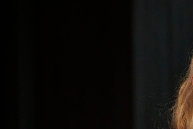 Modelo en la pasarela de AKNVAS durante New York Fashion Week FW 2024.