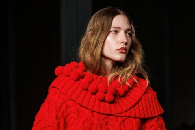 Modelo en la pasarela de AKNVAS durante New York Fashion Week FW 2024.
