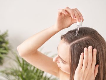 Combate la pérdida de cabello con una ampolla anticaída en tu rutina.