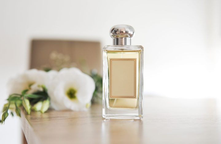 Los perfumes amaderados son ideales para tener un aroma seductor.