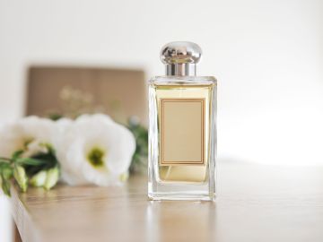 Los perfumes amaderados son ideales para tener un aroma seductor.