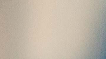 Cuida tu piel antes de subir al avión y evita el uso de maquillaje.