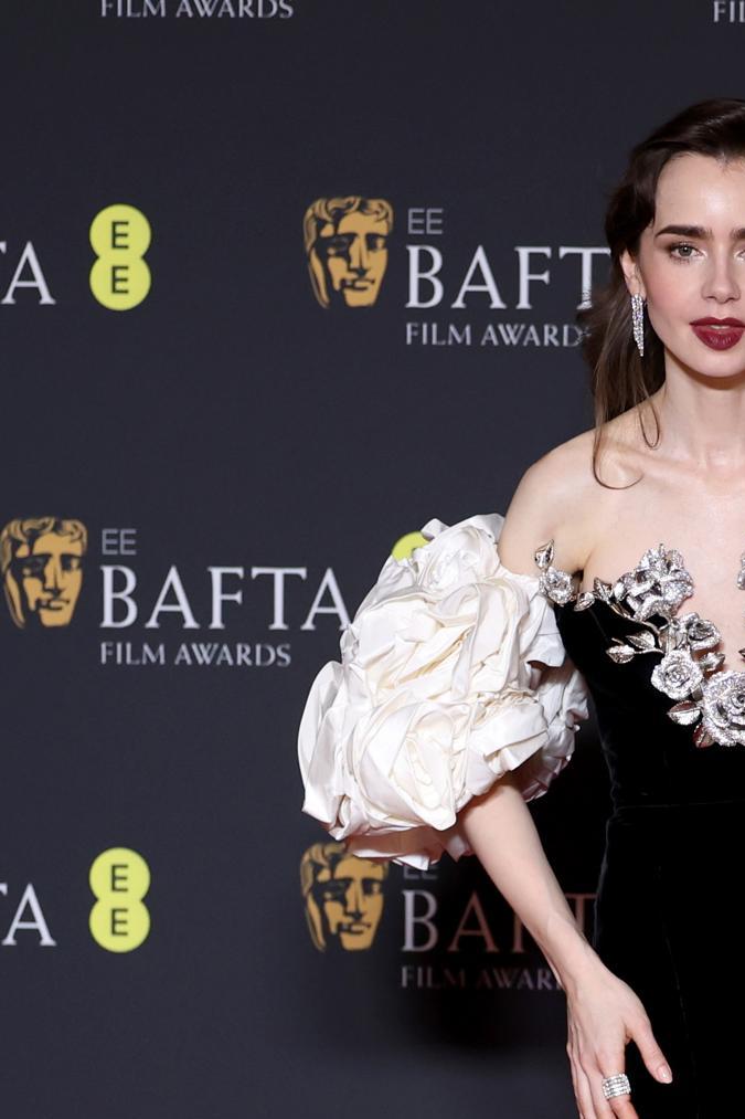 Lily Collins en el press room de los Premios BAFTA 20024.