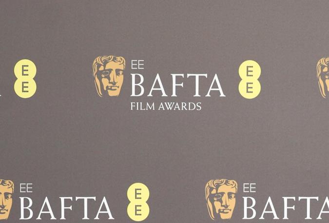 Emma Corrin en la alfombra roja de los Premios BAFTA 2024.