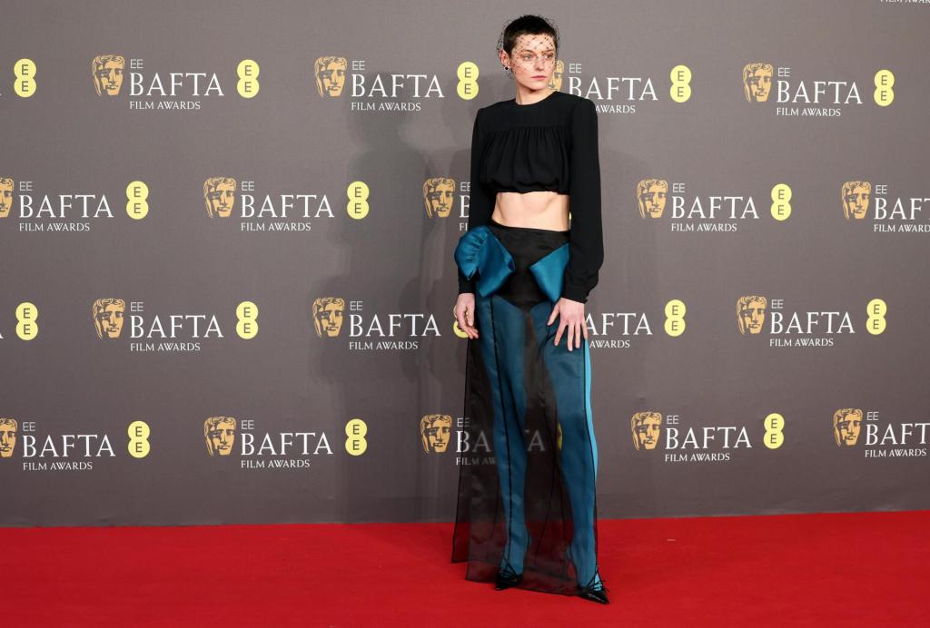 Emma Corrin en la alfombra roja de los Premios BAFTA 2024.