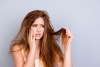 Usa productos adecuados en tu rutina de cuidado del cabello para evitar las puntas abiertas.
