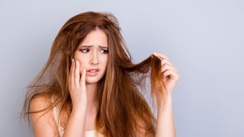 Usa productos adecuados en tu rutina de cuidado del cabello para evitar las puntas abiertas.