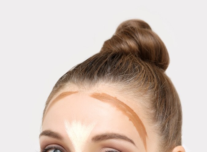 Mujer demuestra el antes y el después de la aplicación del contouring, la popular técnica de maquillaje.