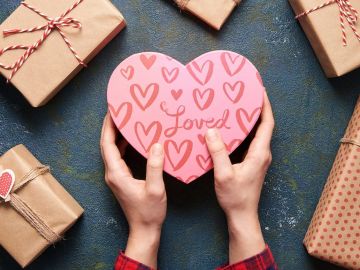 8 regalos de San Valentín de último minuto que puedes comprar en Amazon desde $7 dólares