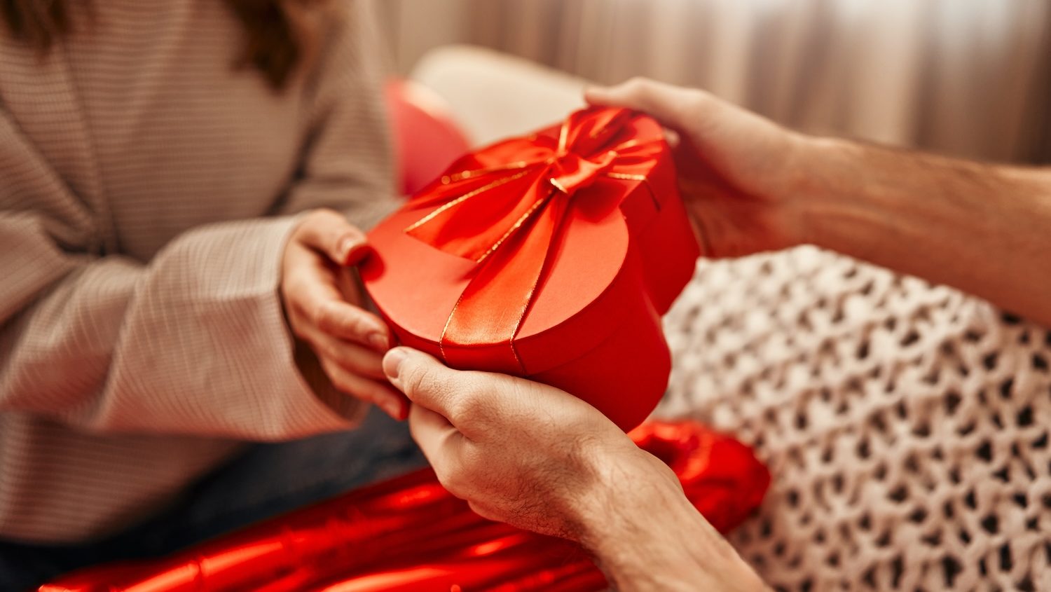 5 errores que todos los hombres deben evitar a la hora de comprar el regalo  para el Día de San Valentín - El Diario NY