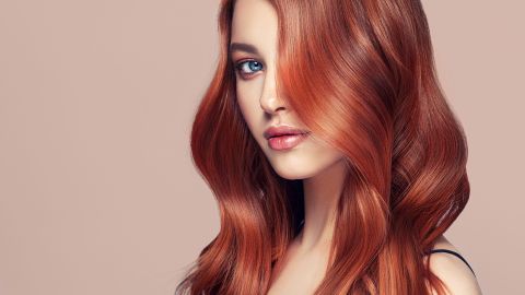 Cuida tu cabello rojizo con los productos adecuados para mantener su tonalidad.